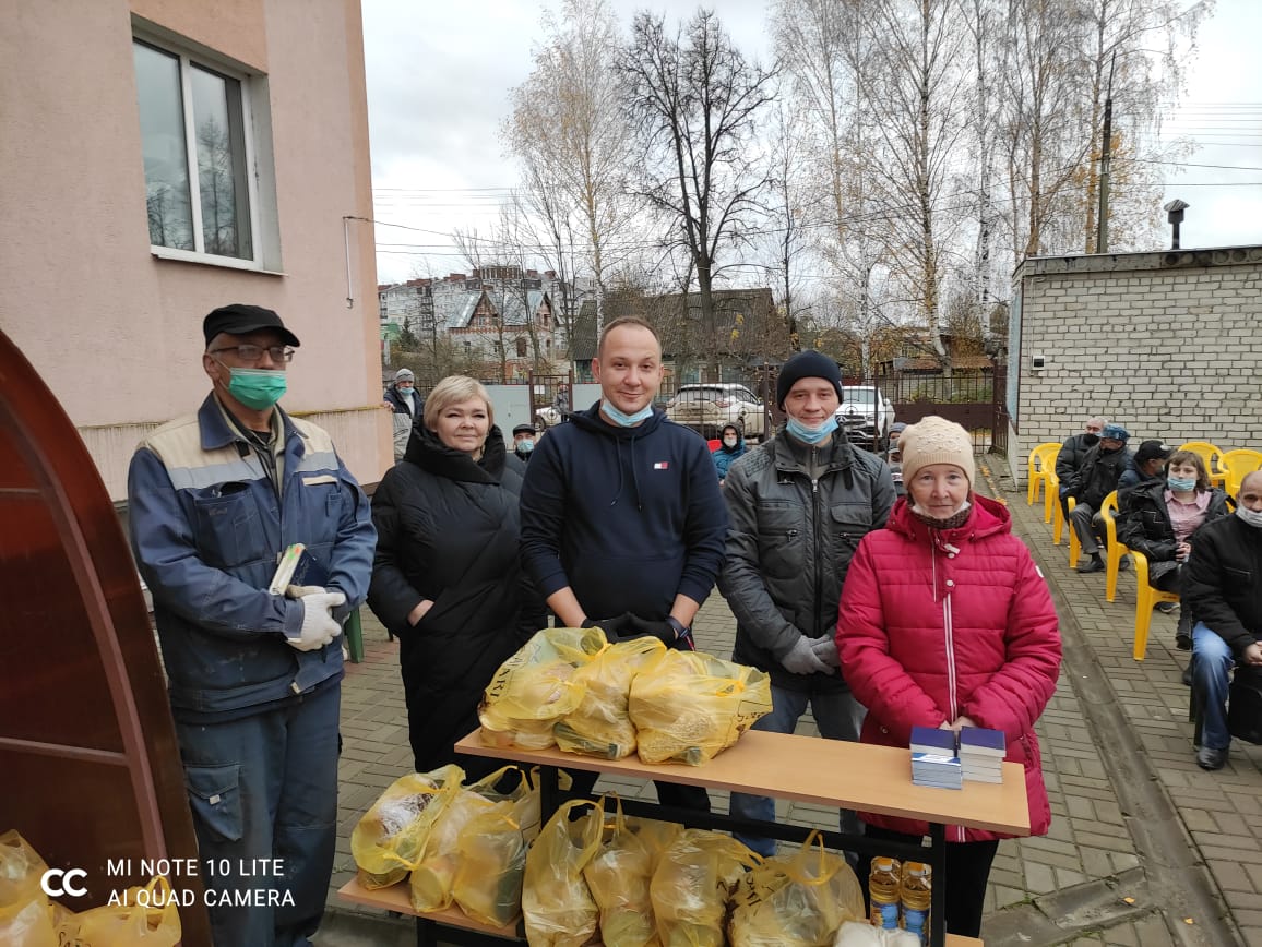 бездомные люди получают помощь в виде продуктовых пайков